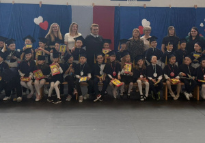 Zdjęcie grupowe uczniów z wychowawcami