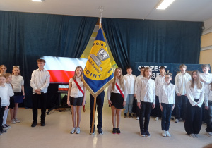 Uczniowie śpiewają hymn Polski