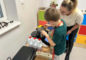 Uczniowie klasy 2a podczas warsztatów kulinarnych.